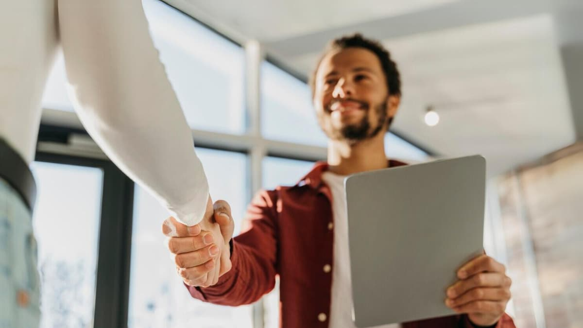 Cliente fechando negócio com a CredFácil Sacramento